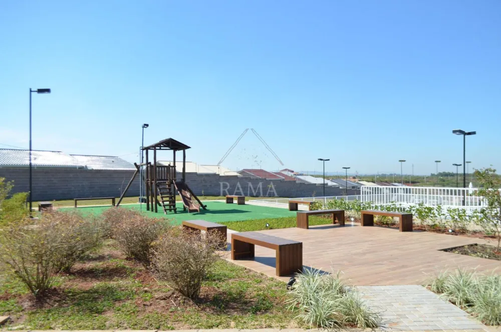 Casa planejada Condomínio apx. 180m² c/ 3 Quartos, fachada imponente e quintal..