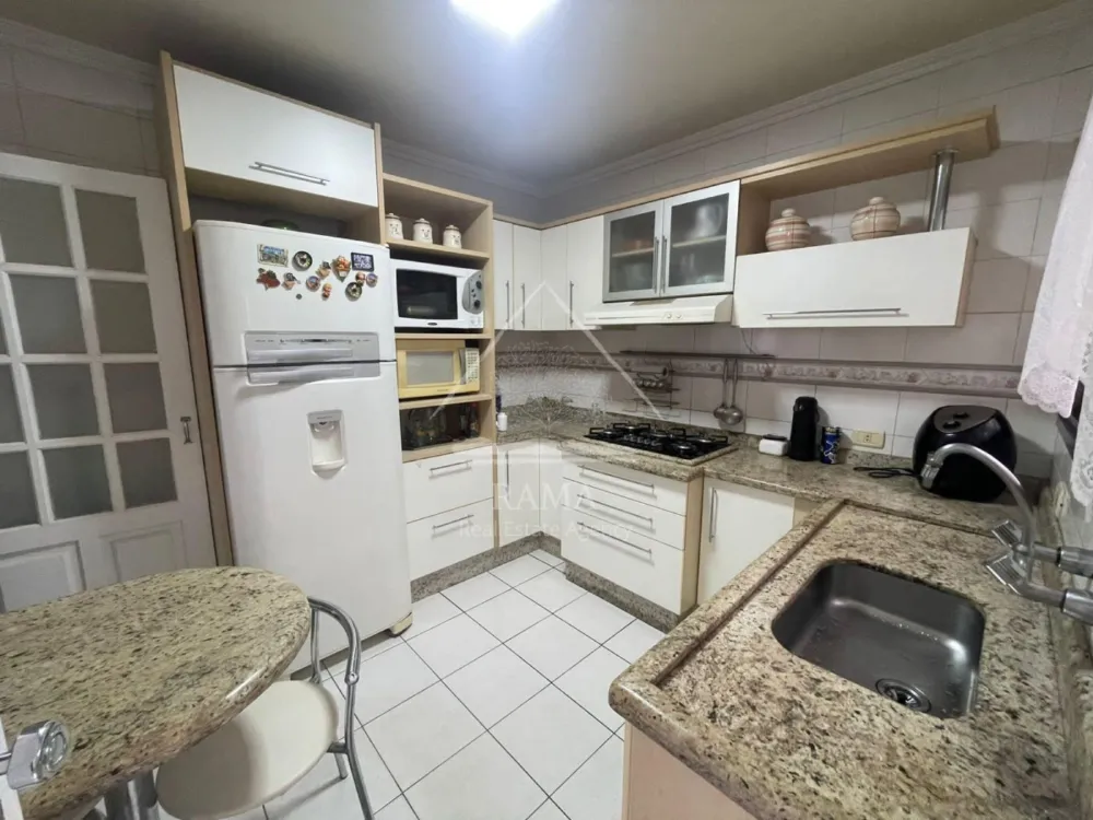 Casa em Oficinas, 3 Quartos, um deles Suíte, 3 vagas, semi-mobiliada