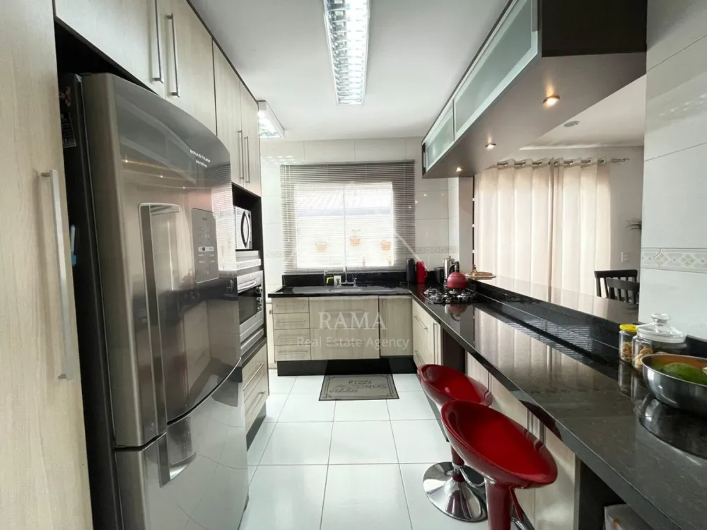 Casa aprox. 110m² com 3 Quartos, Suíte, 2 vagas e quintal no Jd. Carvalho!