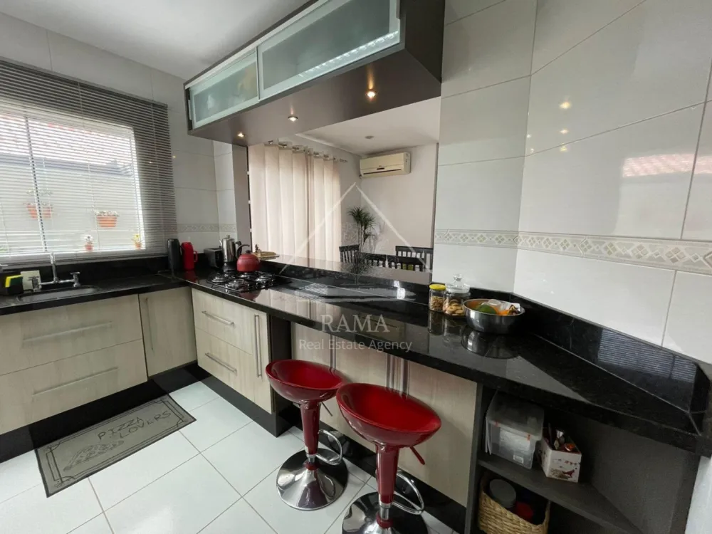 Casa aprox. 110m² com 3 Quartos, Suíte, 2 vagas e quintal no Jd. Carvalho!