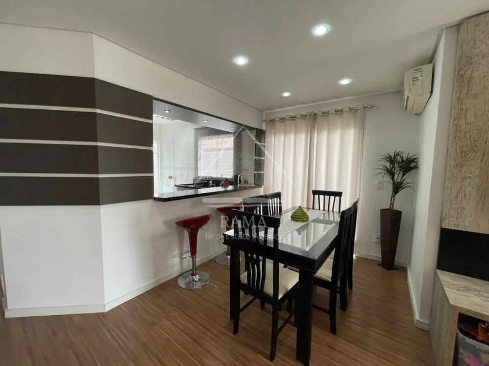 Casa aprox. 110m² com 3 Quartos, Suíte, 2 vagas e quintal no Jd. Carvalho!