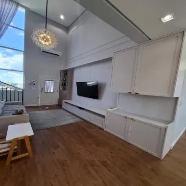 Casa planejada Condomínio apx. 180m² c/ 3 Quartos, fachada imponente e quintal..
