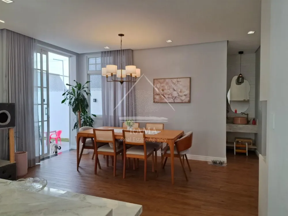 Casa planejada Condomínio apx. 180m² c/ 3 Quartos, fachada imponente e quintal..