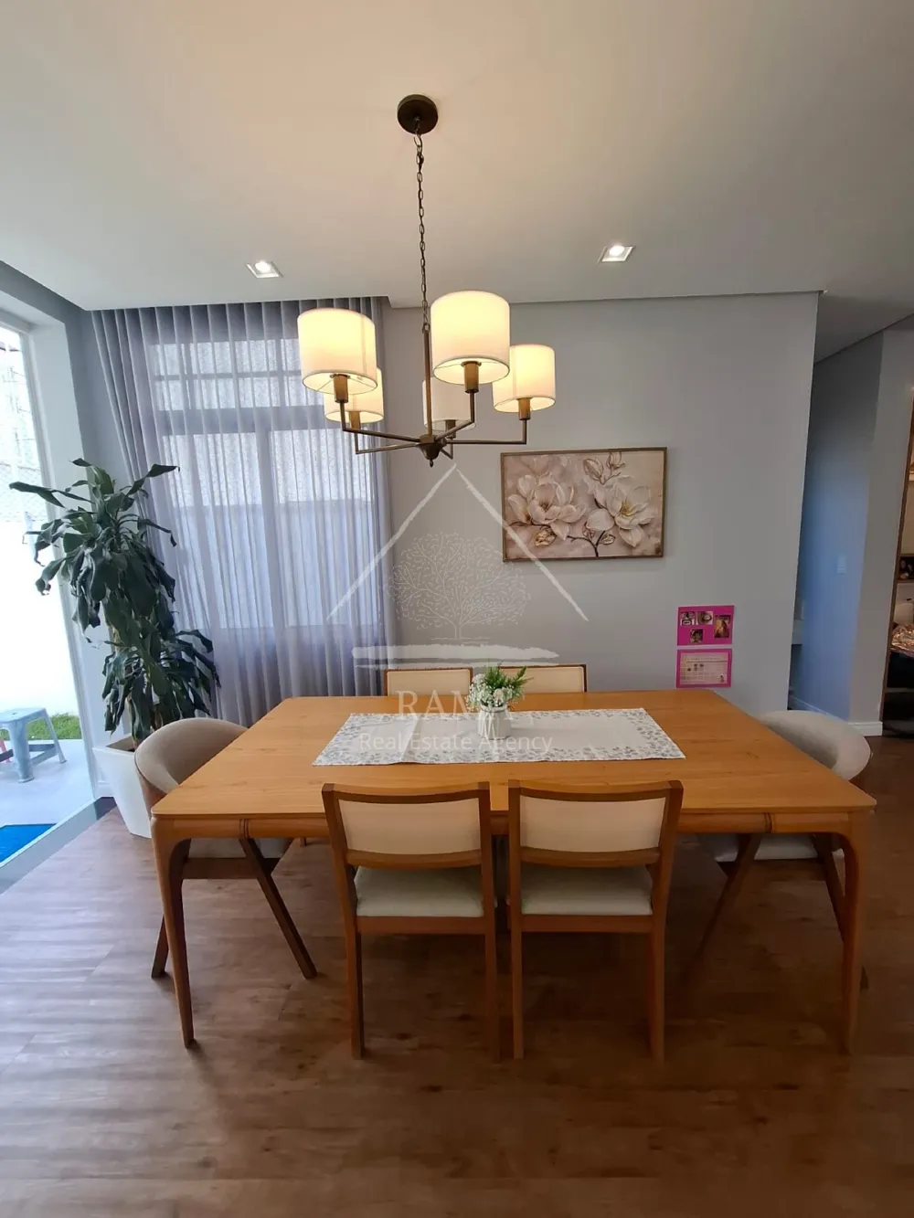 Casa planejada Condomínio apx. 180m² c/ 3 Quartos, fachada imponente e quintal..