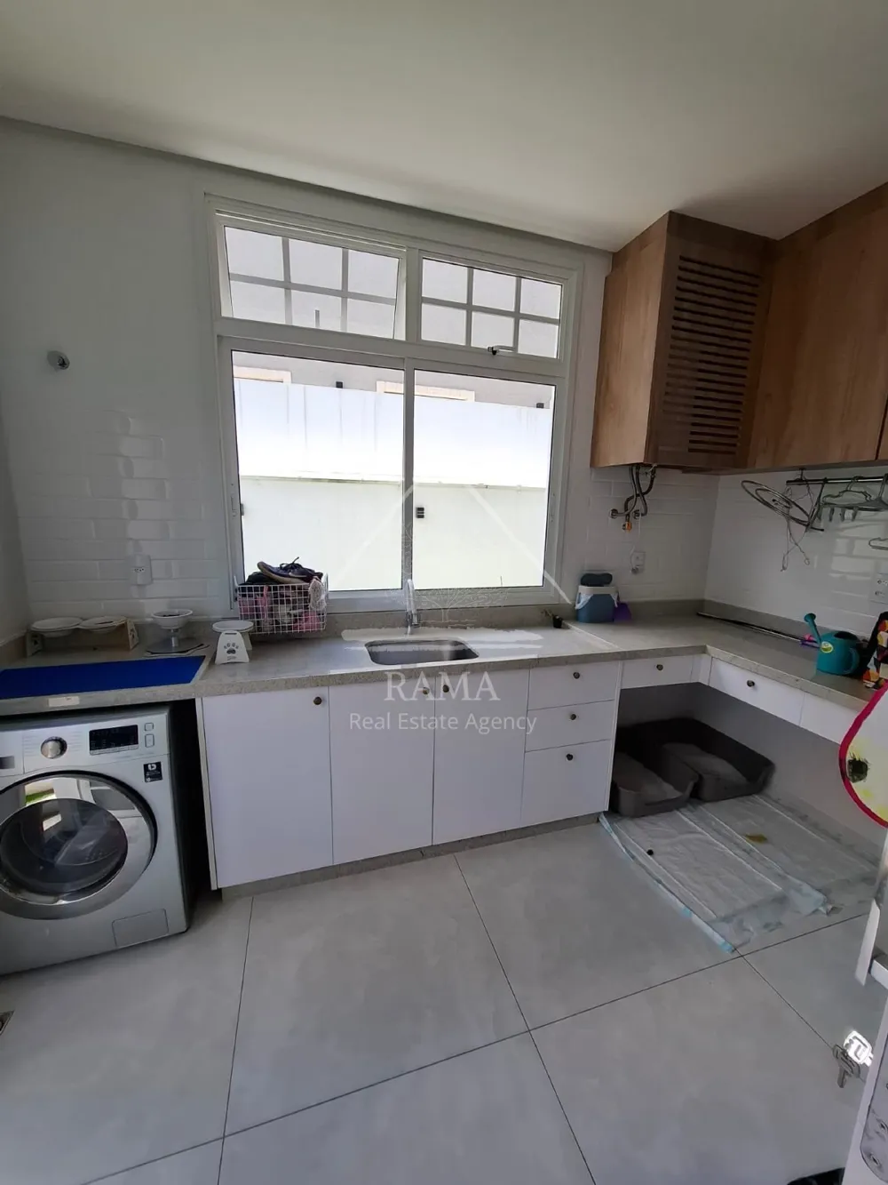 Casa planejada Condomínio apx. 180m² c/ 3 Quartos, fachada imponente e quintal..