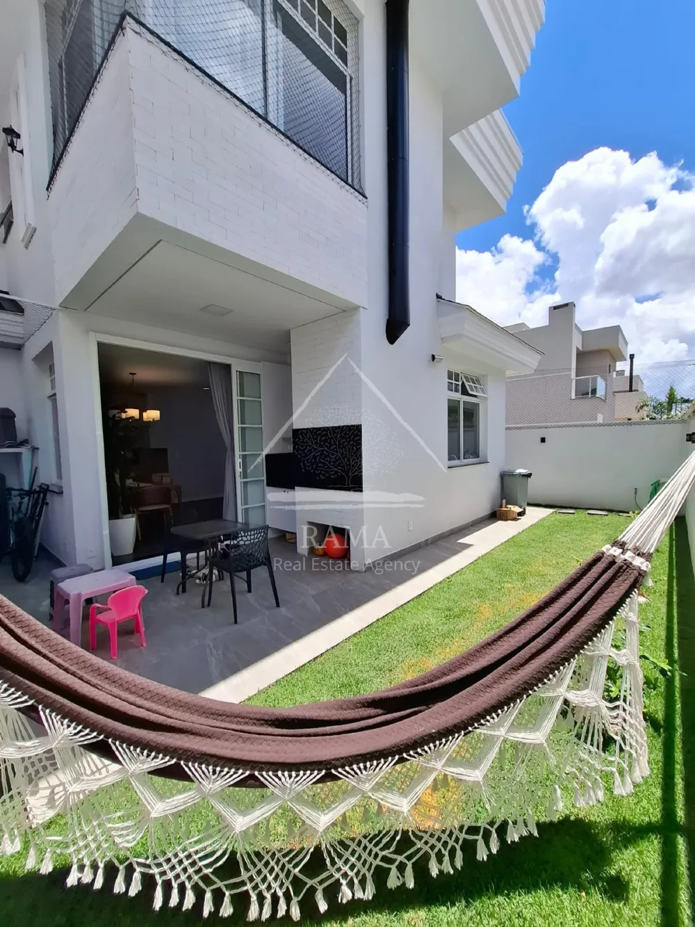 Casa planejada Condomínio apx. 180m² c/ 3 Quartos, fachada imponente e quintal..