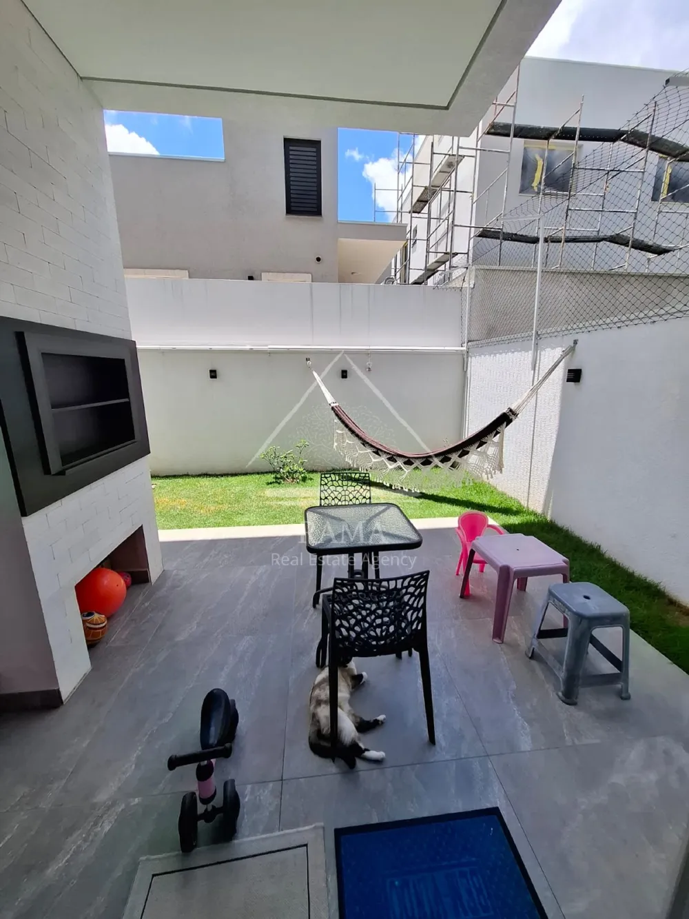 Casa planejada Condomínio apx. 180m² c/ 3 Quartos, fachada imponente e quintal..
