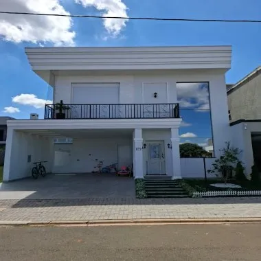 Casa planejada Condomínio apx. 180m² c/ 3 Quartos, fachada imponente e quintal..