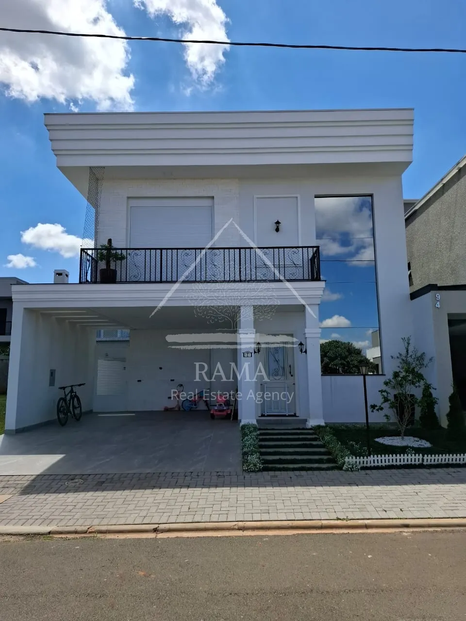 Casa planejada Condomínio apx. 180m² c/ 3 Quartos, fachada imponente e quintal..
