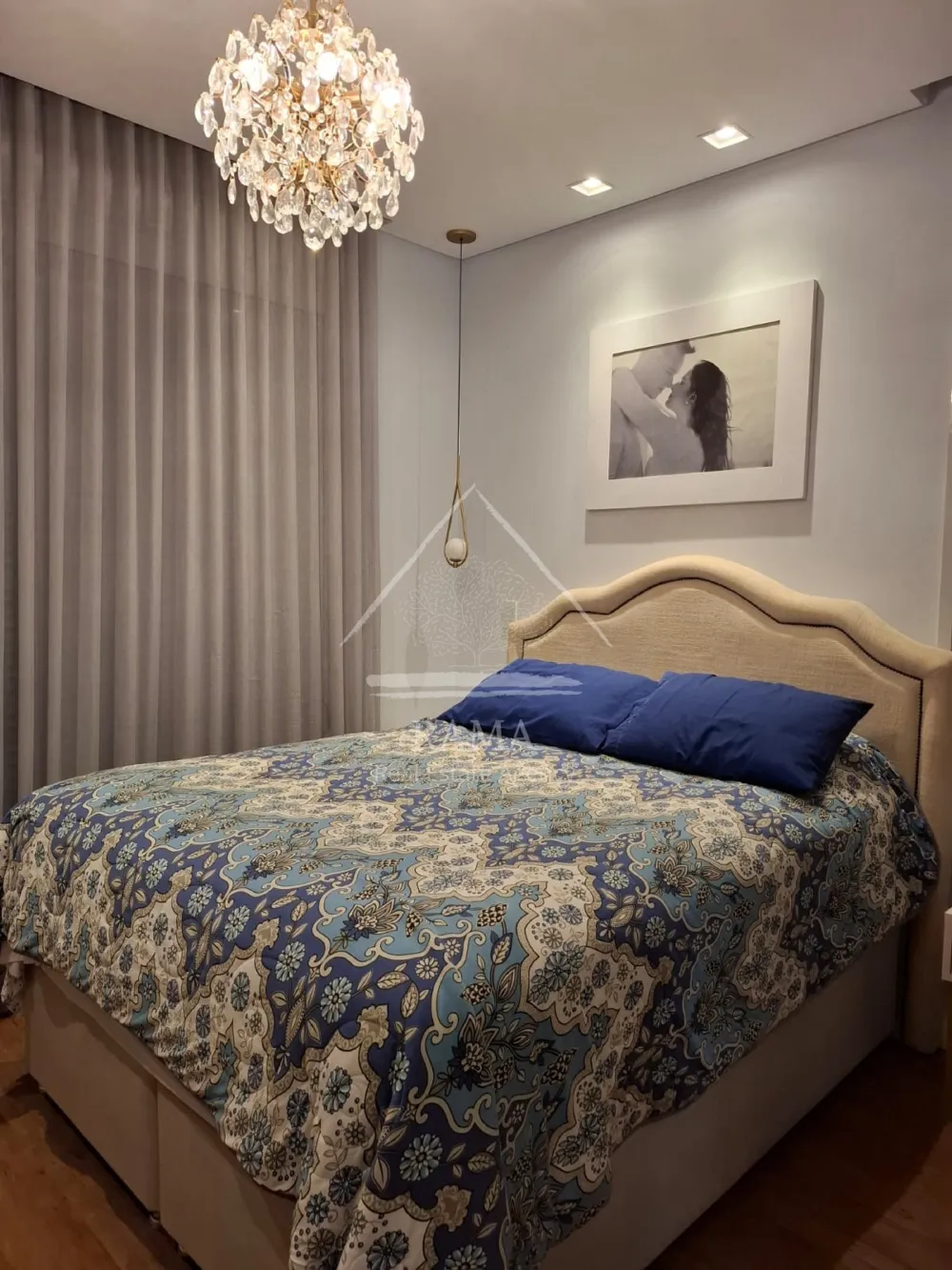 Casa planejada Condomínio apx. 180m² c/ 3 Quartos, fachada imponente e quintal..
