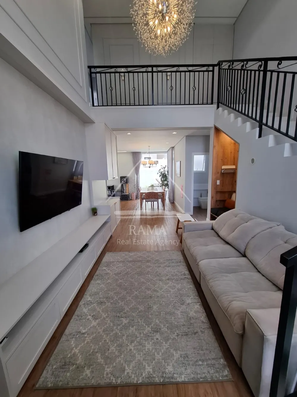 Casa planejada Condomínio apx. 180m² c/ 3 Quartos, fachada imponente e quintal..