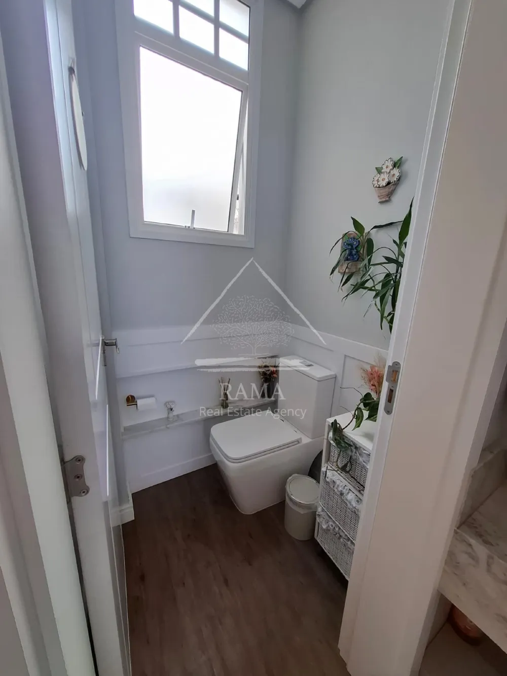 Casa planejada Condomínio apx. 180m² c/ 3 Quartos, fachada imponente e quintal..