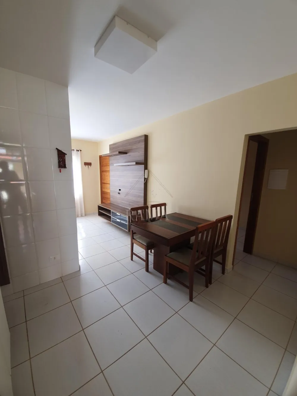 Casa aprox. 110m² com 3 Quartos, Suíte, 2 vagas e quintal no Jd. Carvalho!