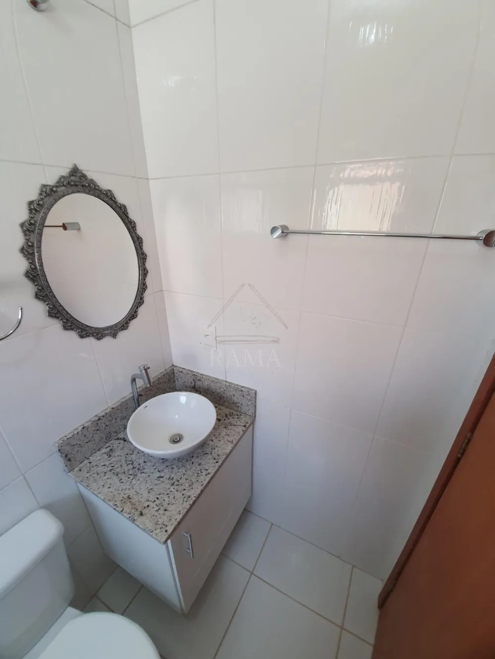 Casa aprox. 110m² com 3 Quartos, Suíte, 2 vagas e quintal no Jd. Carvalho!