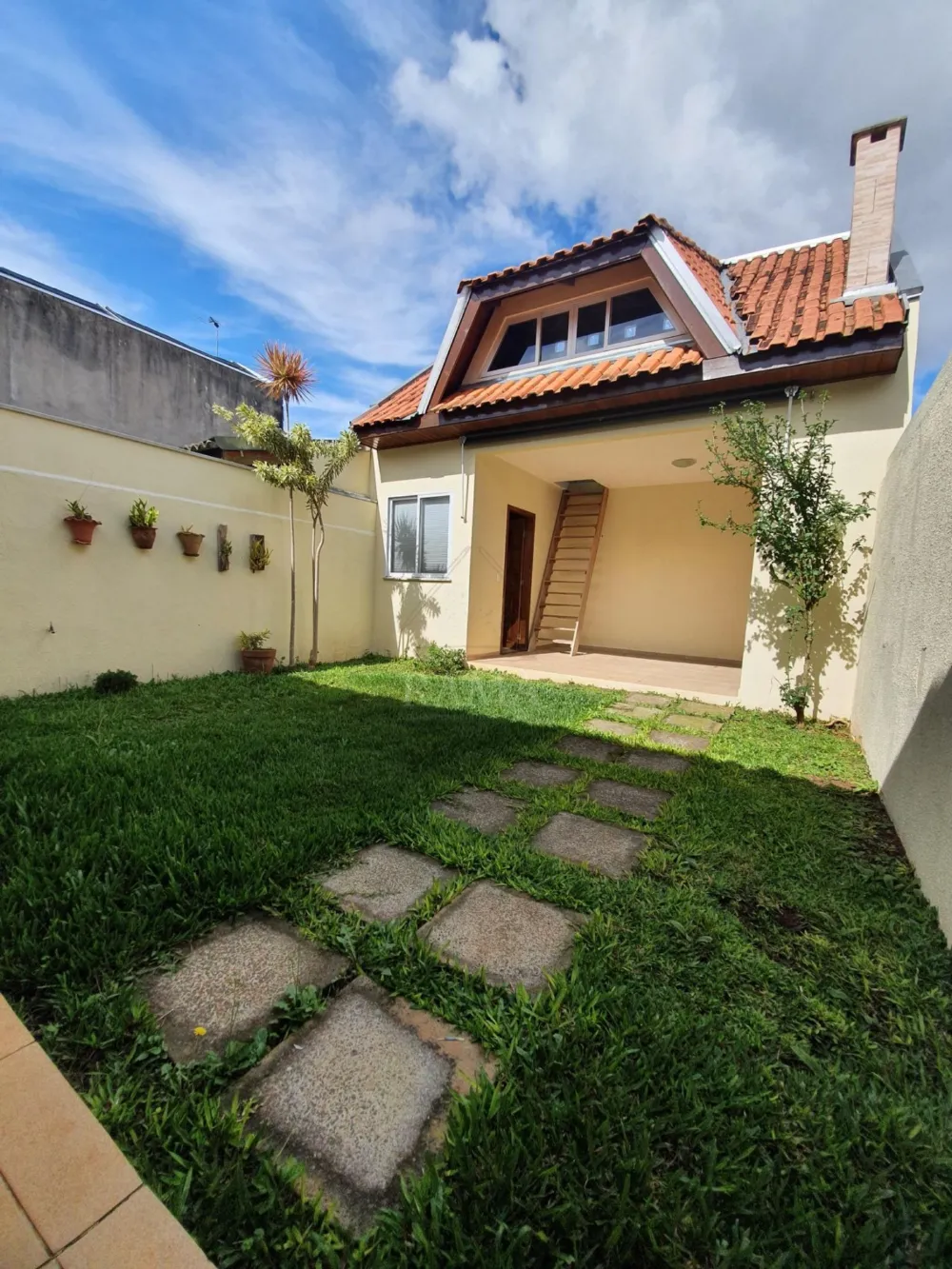 Casa aprox. 110m² com 3 Quartos, Suíte, 2 vagas e quintal no Jd. Carvalho!