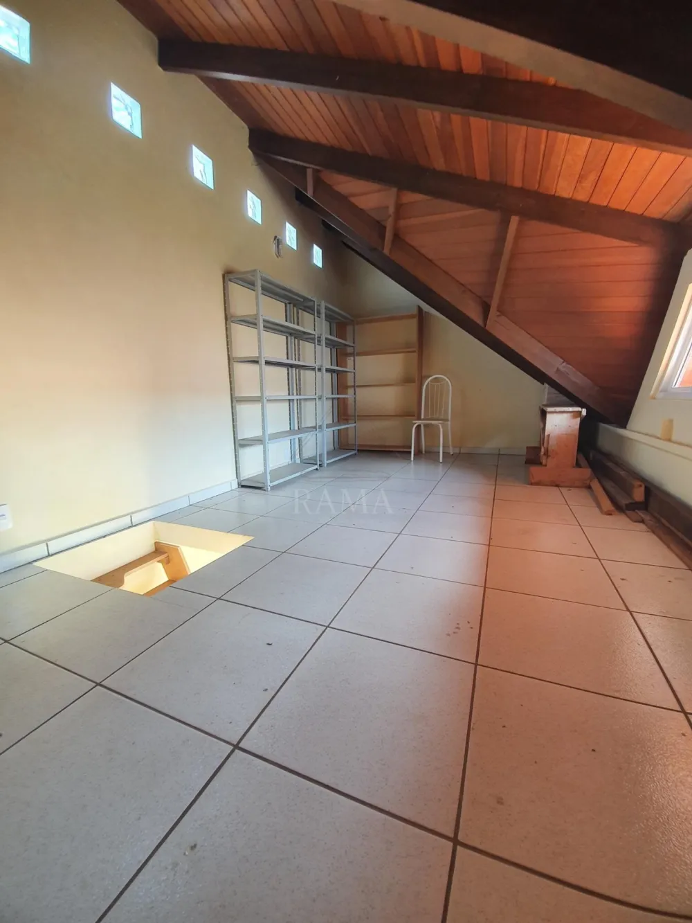 Casa aprox. 110m² com 3 Quartos, Suíte, 2 vagas e quintal no Jd. Carvalho!