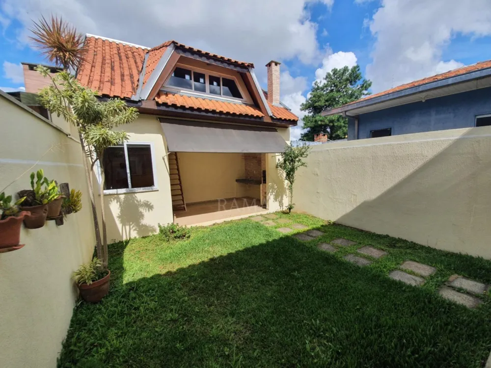 Casa aprox. 110m² com 3 Quartos, Suíte, 2 vagas e quintal no Jd. Carvalho!