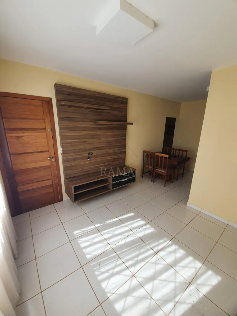 Casa aprox. 110m² com 3 Quartos, Suíte, 2 vagas e quintal no Jd. Carvalho!