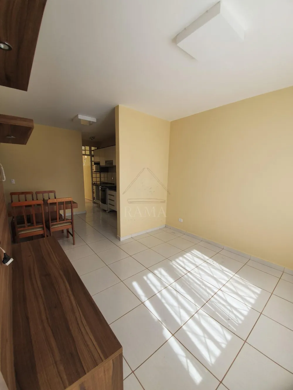 Casa aprox. 110m² com 3 Quartos, Suíte, 2 vagas e quintal no Jd. Carvalho!