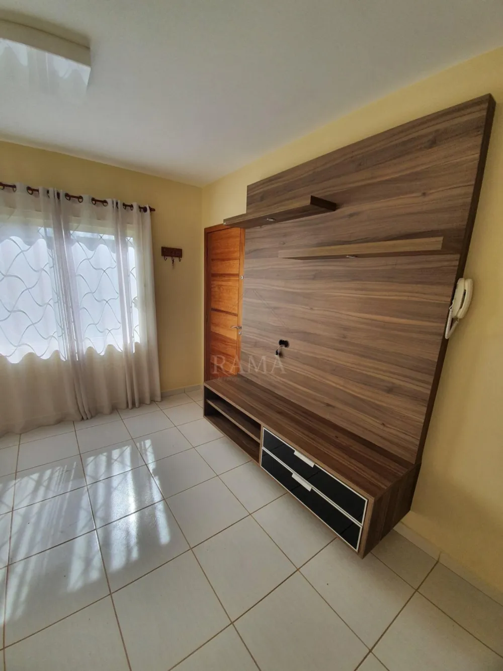 Casa aprox. 110m² com 3 Quartos, Suíte, 2 vagas e quintal no Jd. Carvalho!
