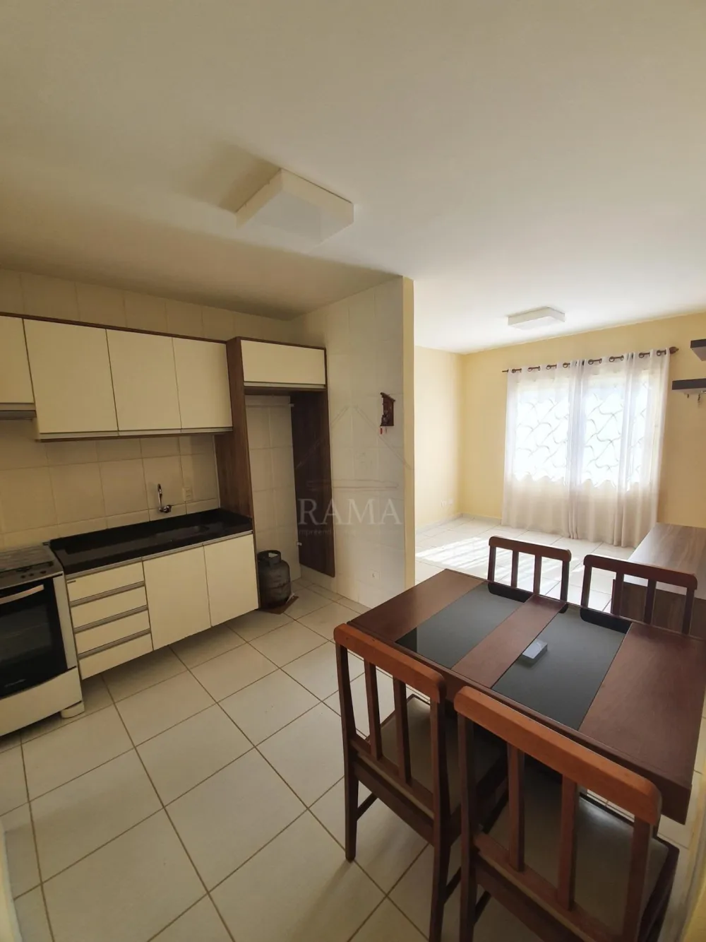 Casa aprox. 110m² com 3 Quartos, Suíte, 2 vagas e quintal no Jd. Carvalho!