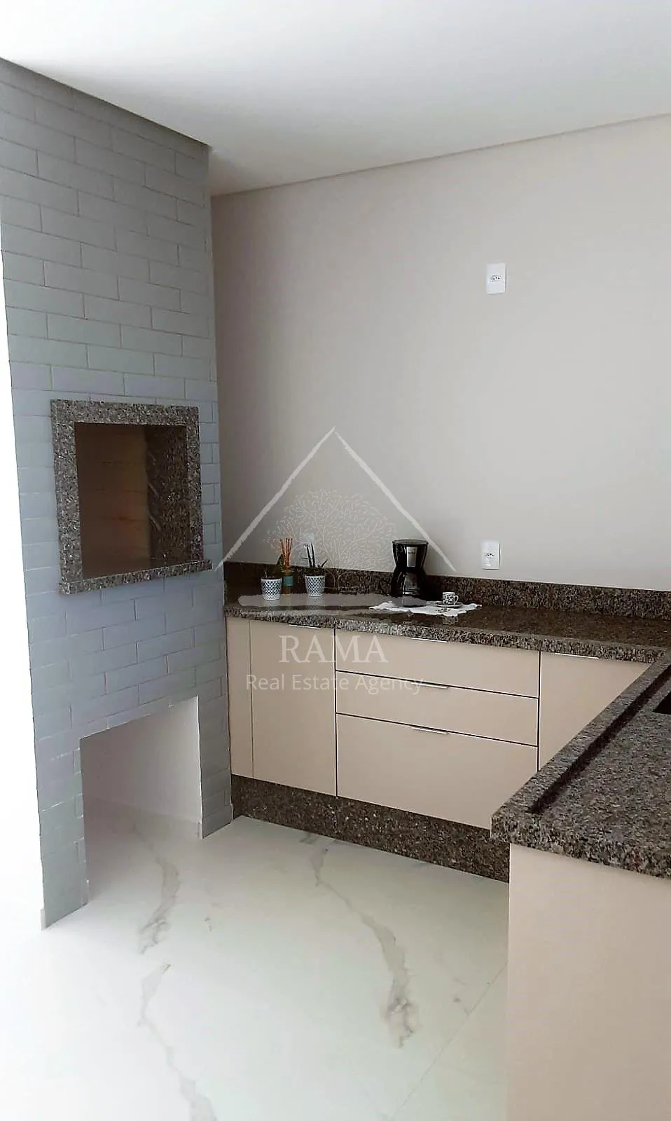 Casa Térrea em Condomínio com 3 Quartos, Suíte, 2 vagas, semi-mobiliada