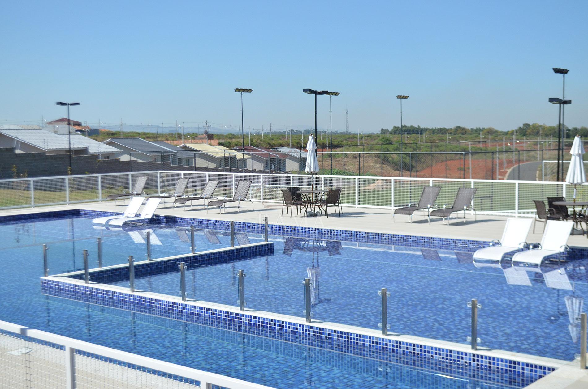 Casa planejada em Condomínio aprox. 180m² 3 Quartos, Suíte, 2 vagas e quintal