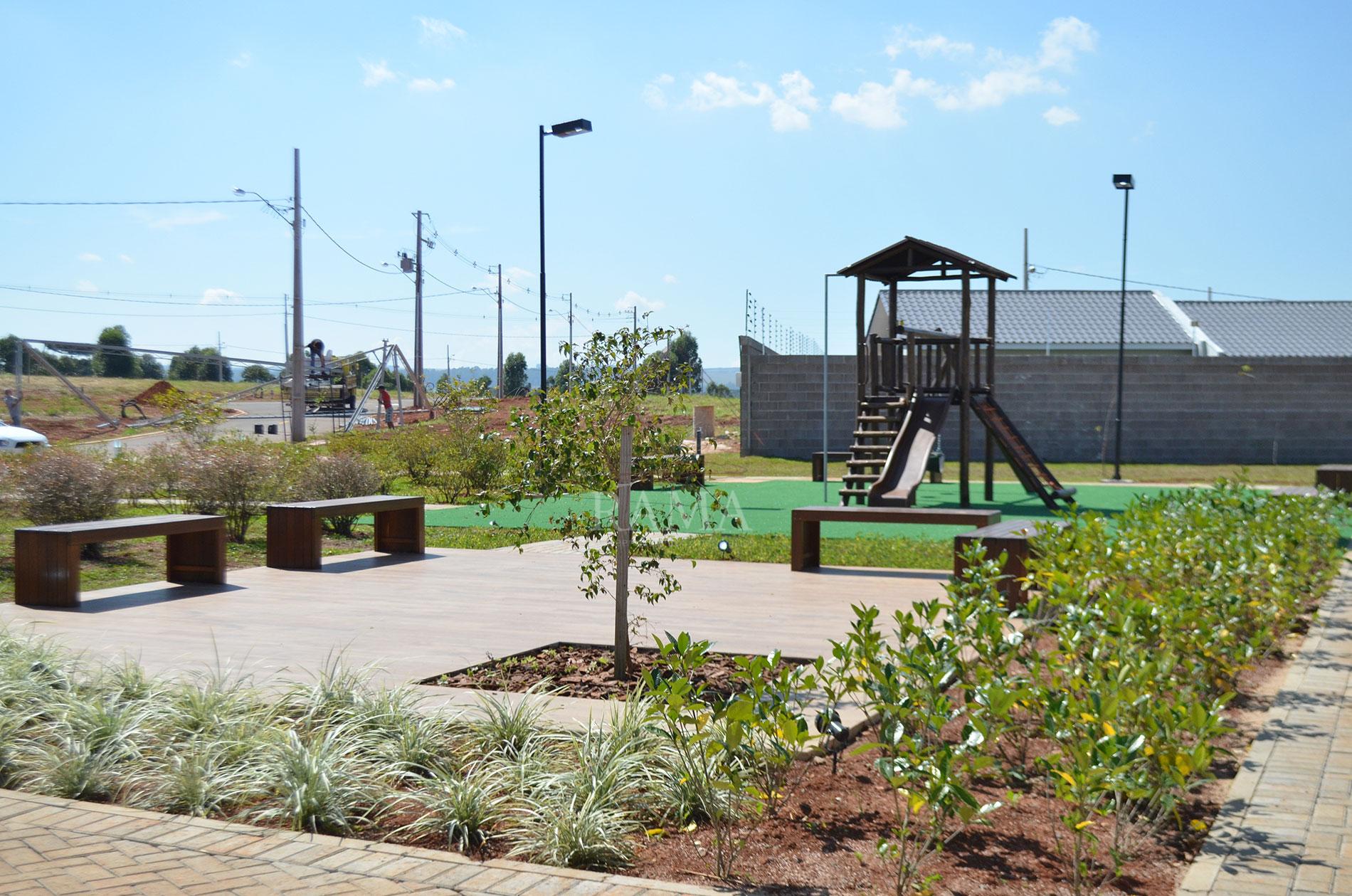 Casa planejada em Condomínio aprox. 180m² 3 Quartos, Suíte, 2 vagas e quintal