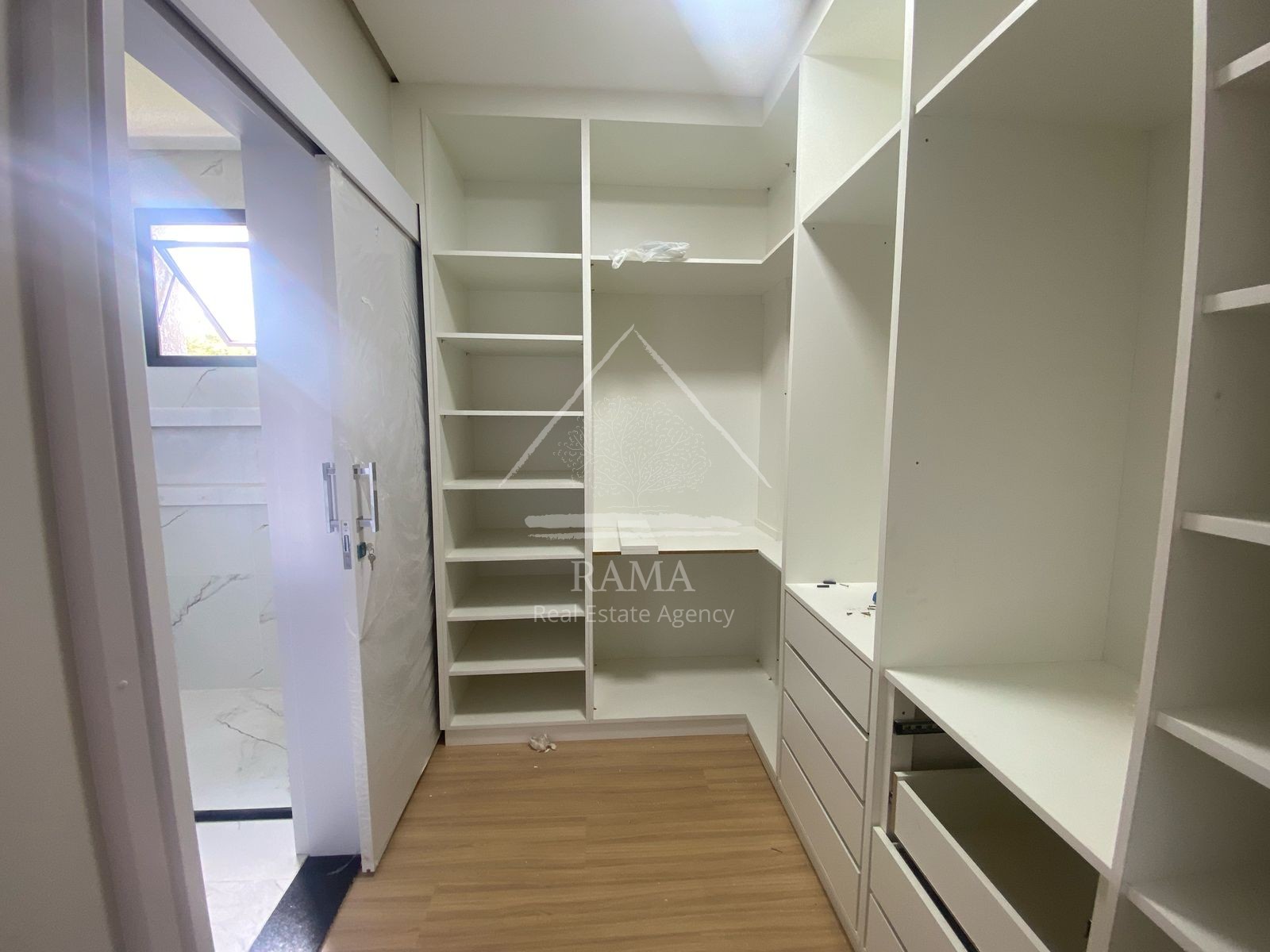 Casa de Alto Padrão no Terras Alphaville, 3 Suítes, 4 vagas, pronta para morar!