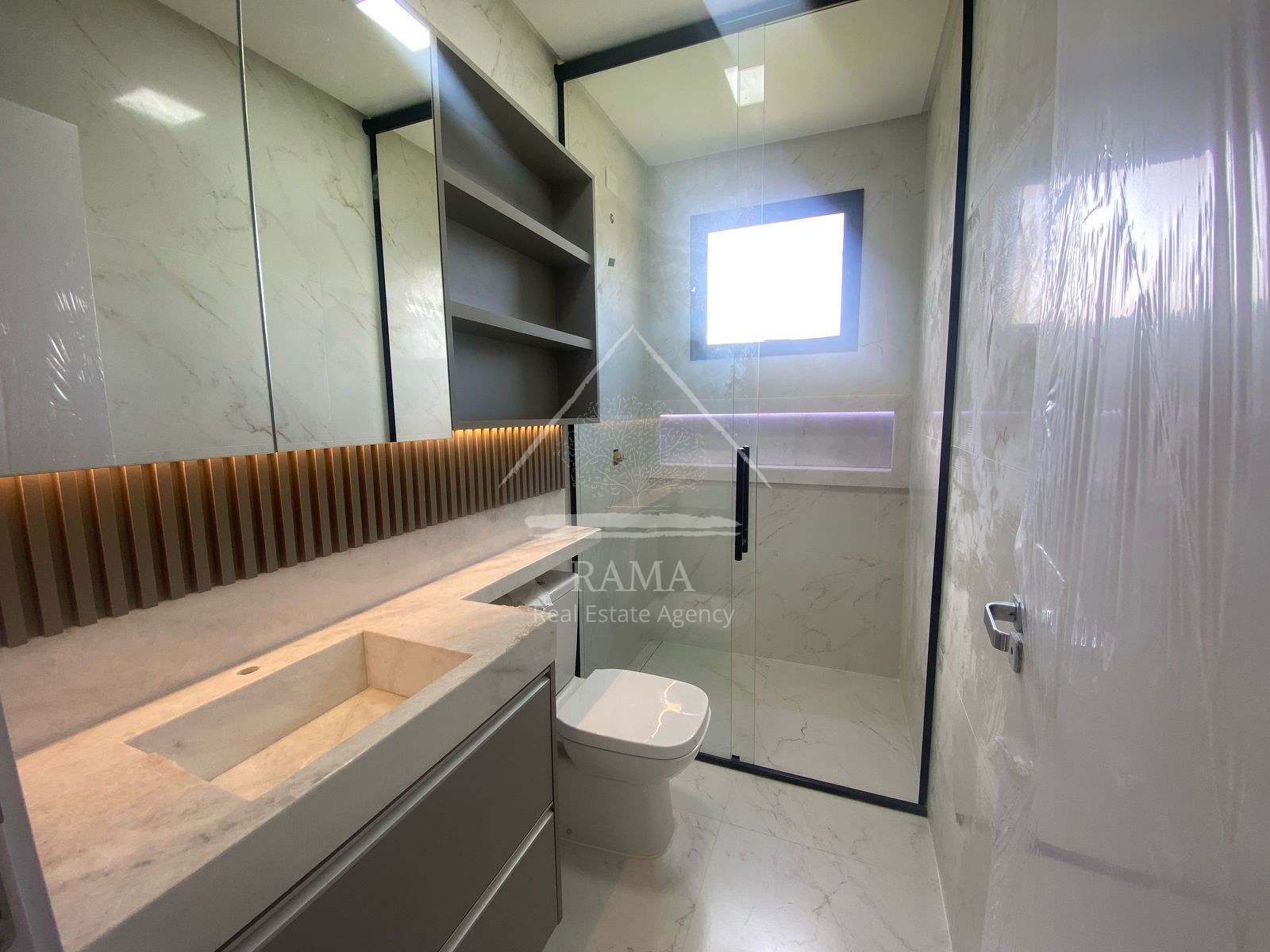 Casa de Alto Padrão no Terras Alphaville, 3 Suítes, 4 vagas, pronta para morar!