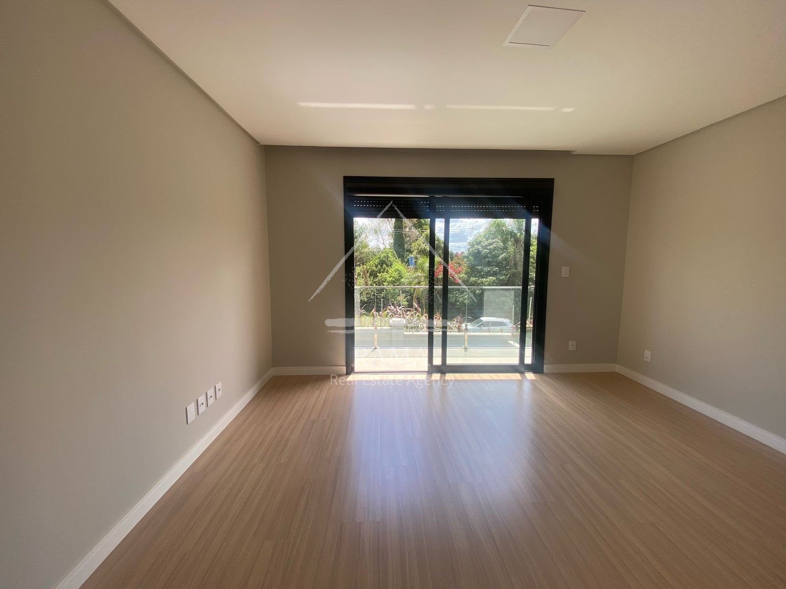 Casa de Alto Padrão no Terras Alphaville, 3 Suítes, 4 vagas, pronta para morar!