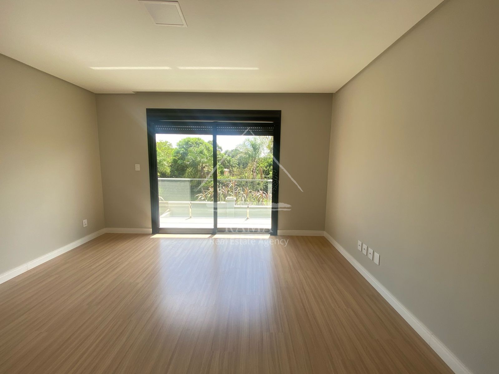 Casa de Alto Padrão no Terras Alphaville, 3 Suítes, 4 vagas, pronta para morar!