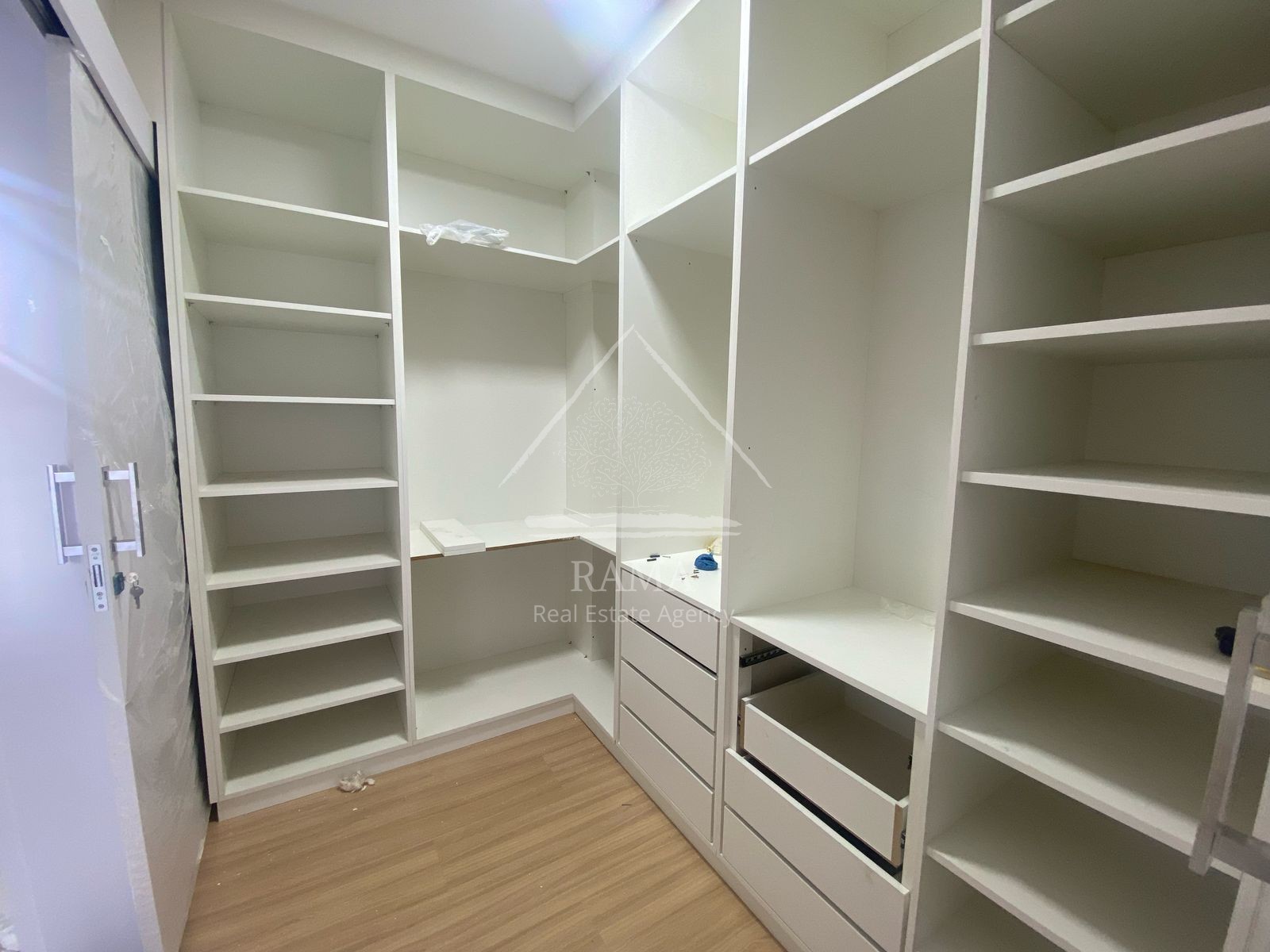 Casa de Alto Padrão no Terras Alphaville, 3 Suítes, 4 vagas, pronta para morar!