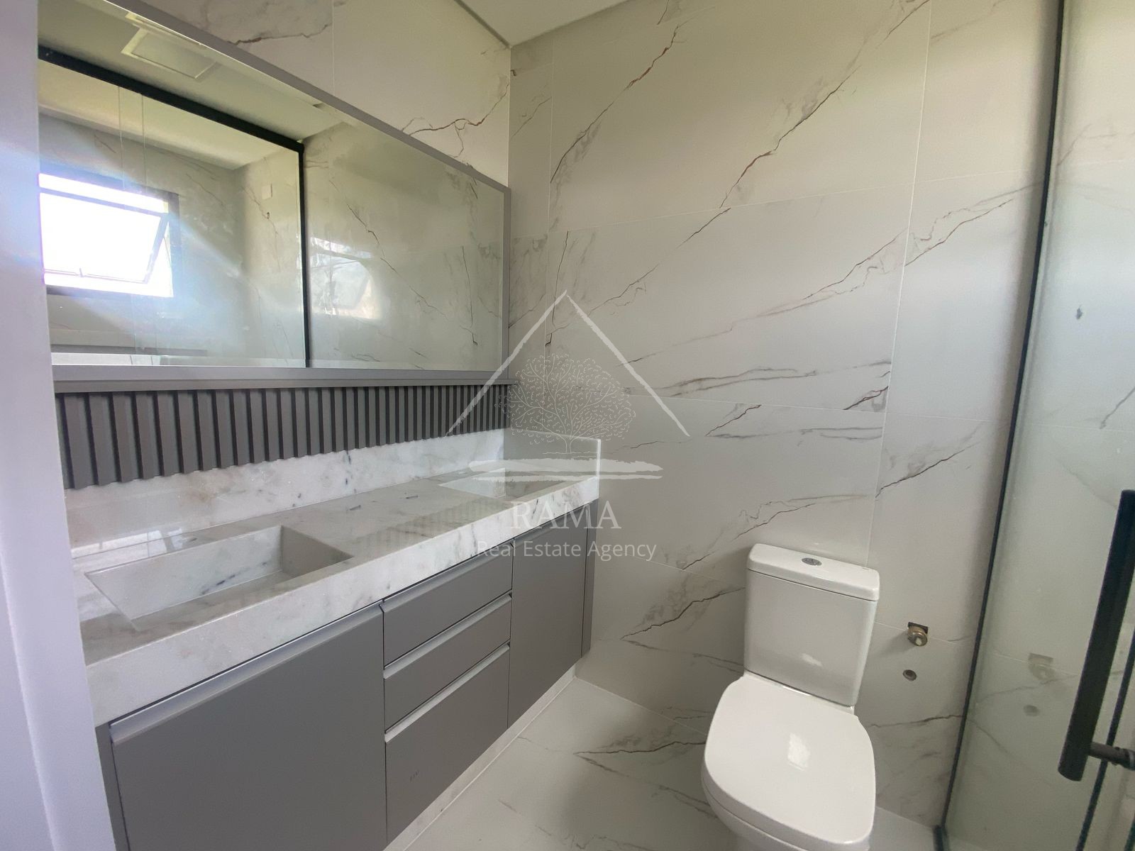 Casa de Alto Padrão no Terras Alphaville, 3 Suítes, 4 vagas, pronta para morar!