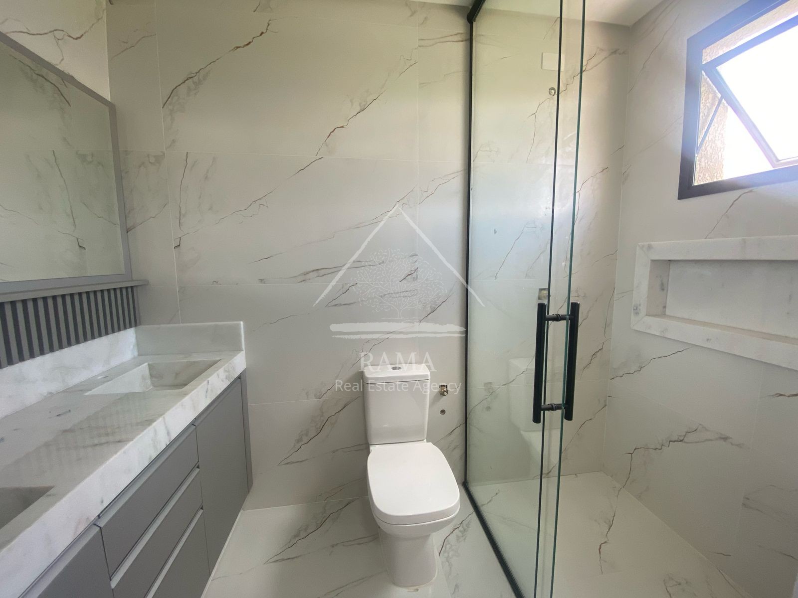 Casa de Alto Padrão no Terras Alphaville, 3 Suítes, 4 vagas, pronta para morar!