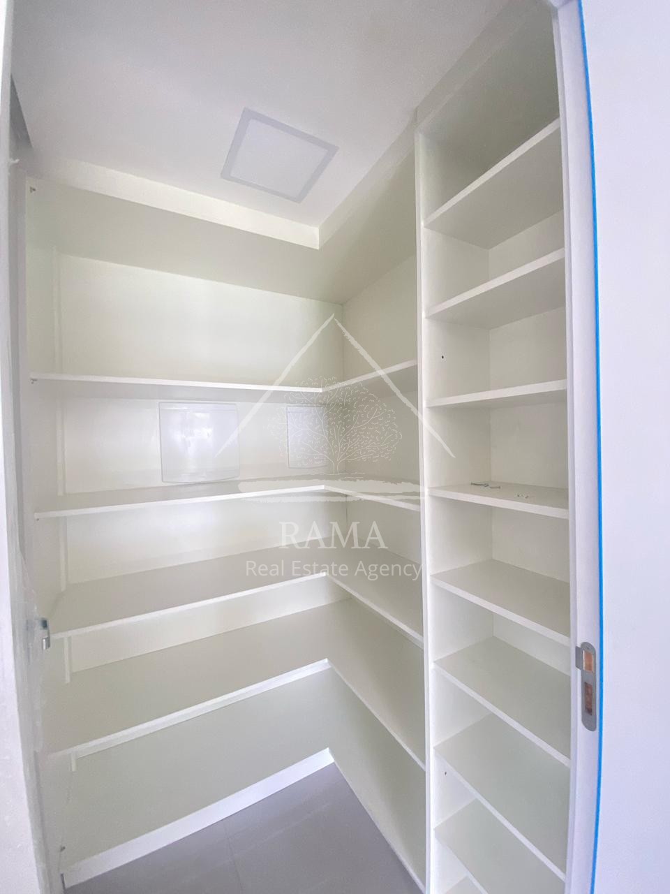 Casa de Alto Padrão no Terras Alphaville, 3 Suítes, 4 vagas, pronta para morar!