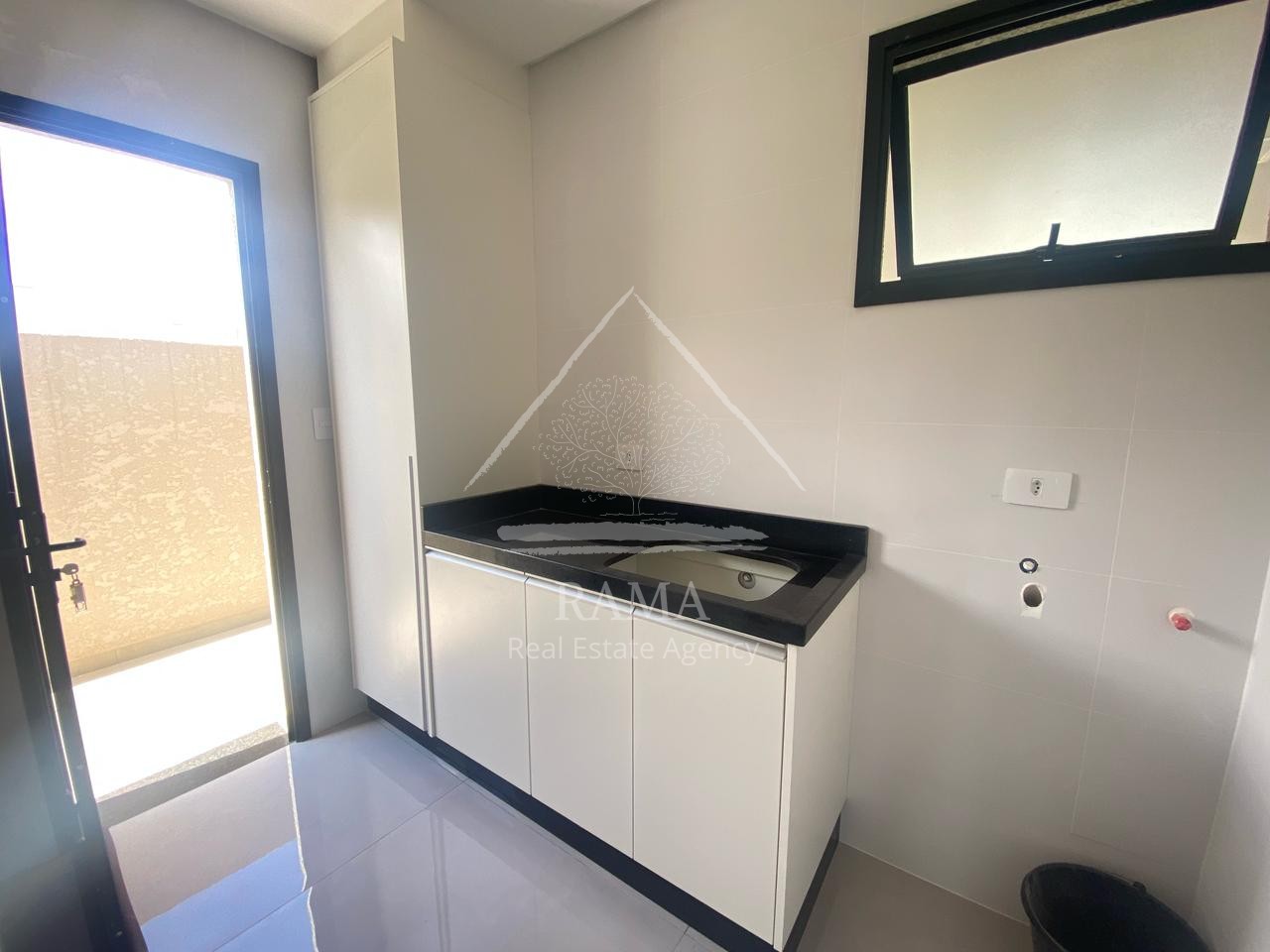 Casa de Alto Padrão no Terras Alphaville, 3 Suítes, 4 vagas, pronta para morar!