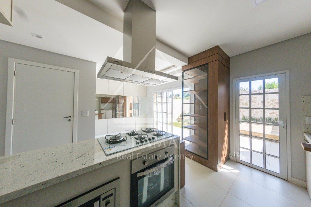 Casa Decorada, pronta para morar, em Condomínio Fechado em Ponta Grossa, Paraná
