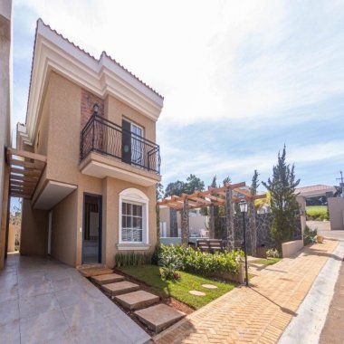 Casa Decorada, pronta para morar, em Condomínio Fechado em Ponta Grossa, Paraná