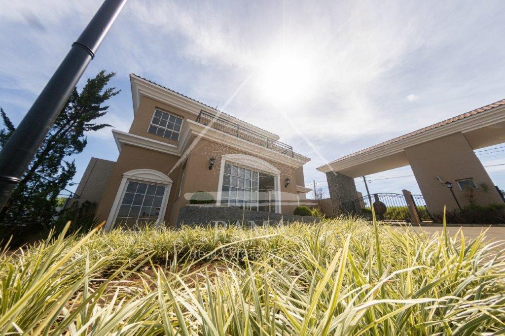 Casa Decorada, pronta para morar, em Condomínio Fechado em Ponta Grossa, Paraná
