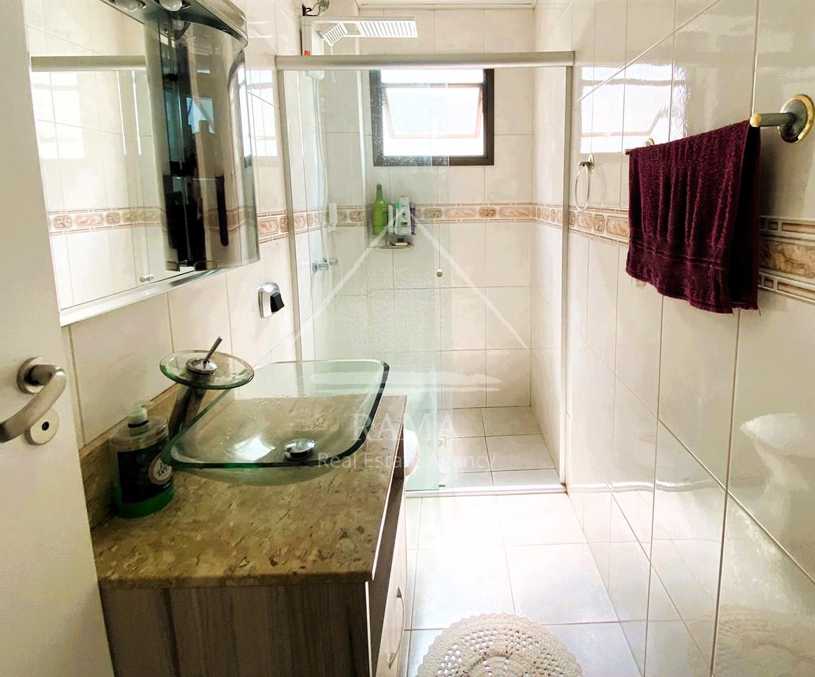 Casa em Oficinas, 3 Quartos, um deles Suíte, 3 vagas, semi-mobiliada