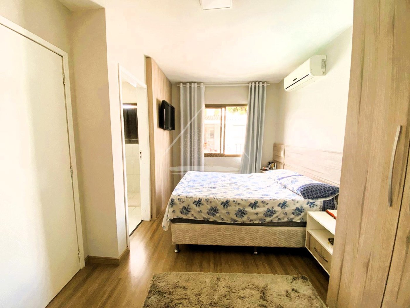 Casa em Oficinas, 3 Quartos, um deles Suíte, 3 vagas, semi-mobiliada