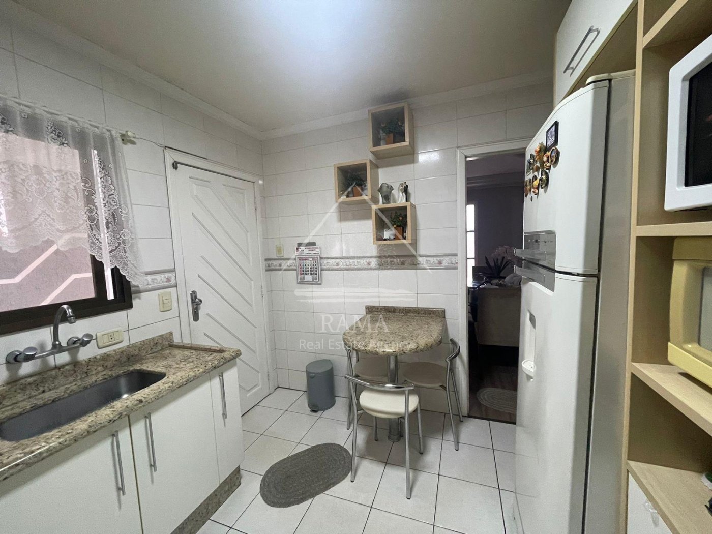 Casa em Oficinas, 3 Quartos, um deles Suíte, 3 vagas, semi-mobiliada