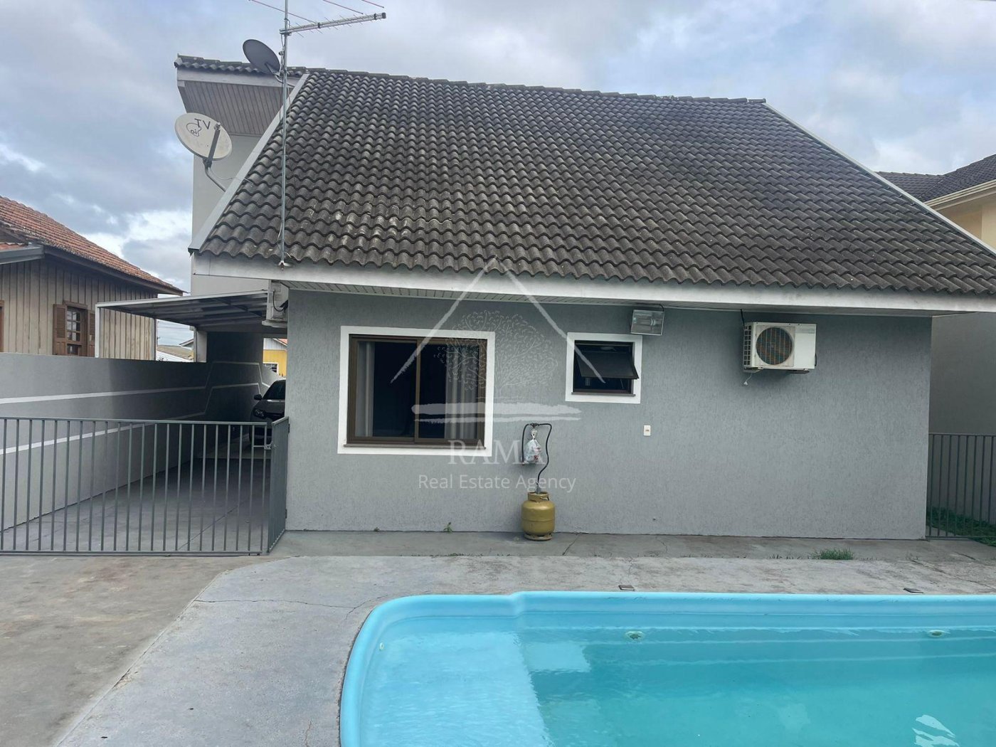 Casa em Oficinas, 3 Quartos, um deles Suíte, 3 vagas, semi-mobiliada