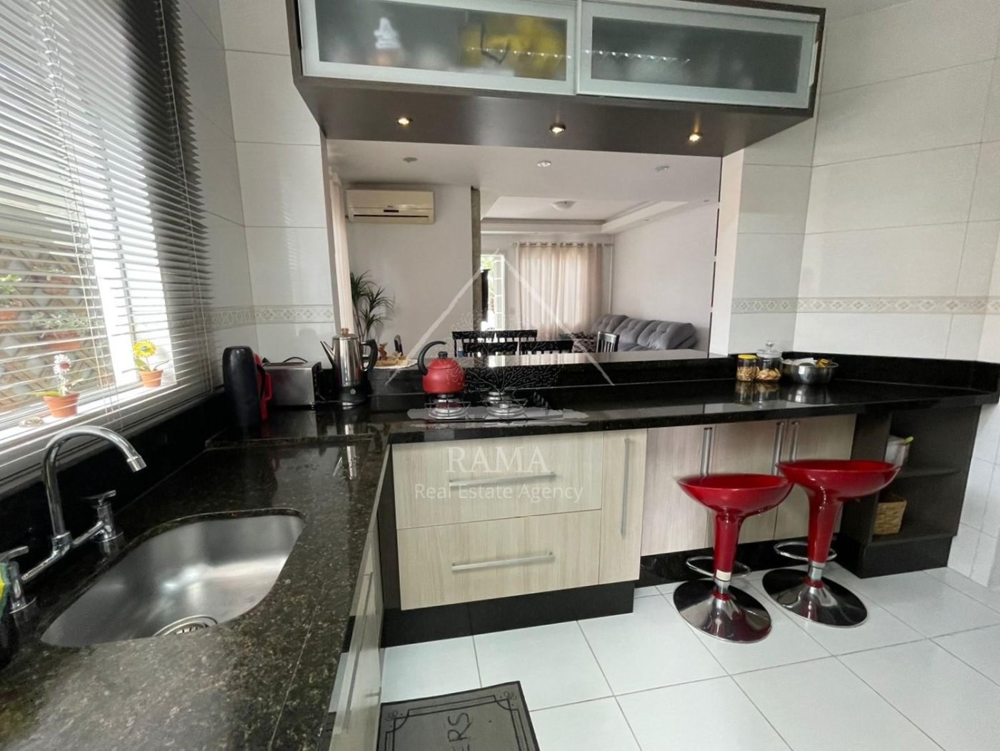 Casa aprox. 110m² com 3 Quartos, Suíte, 2 vagas e quintal no Jd. Carvalho!