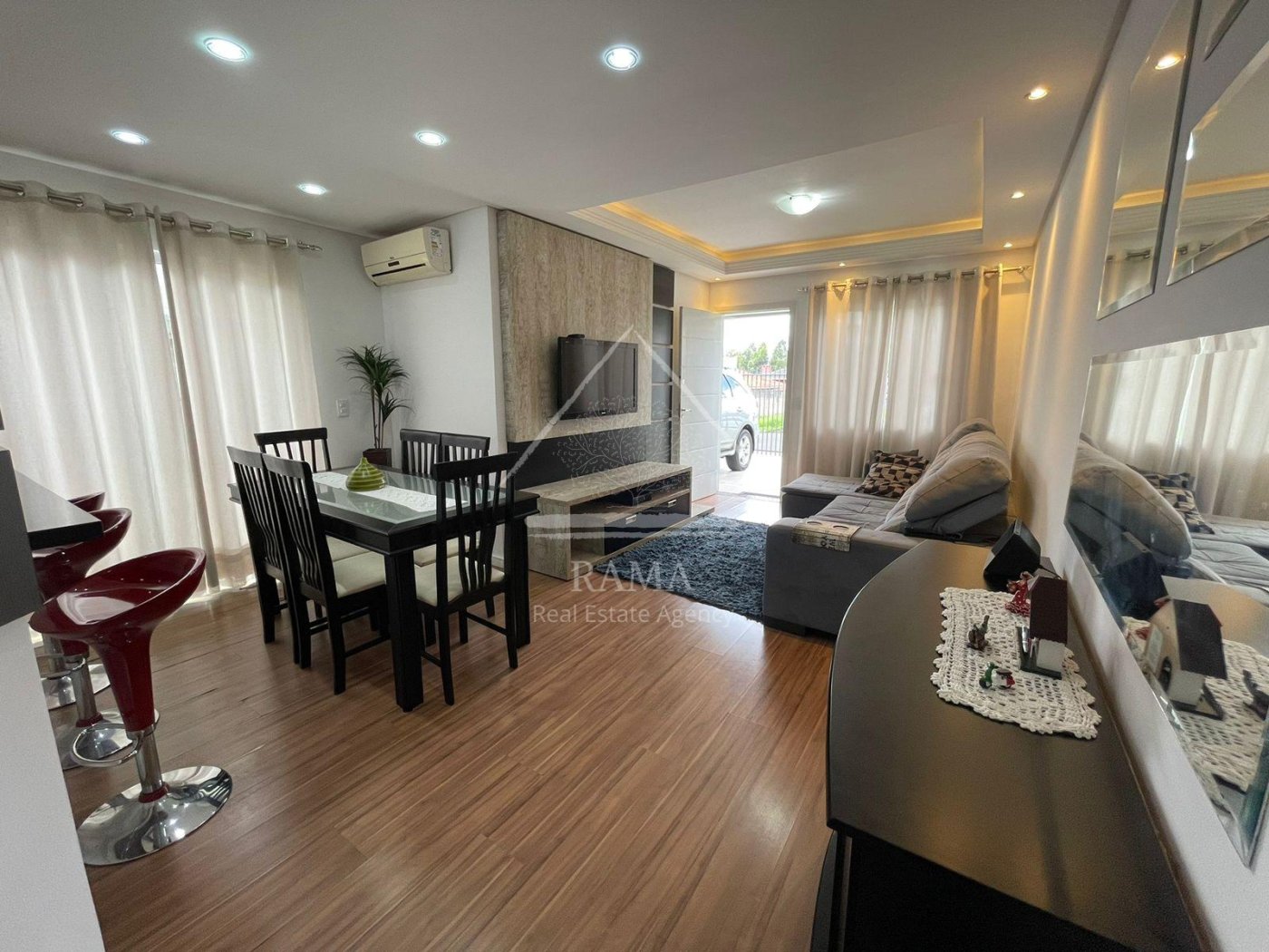 Casa aprox. 110m² com 3 Quartos, Suíte, 2 vagas e quintal no Jd. Carvalho!