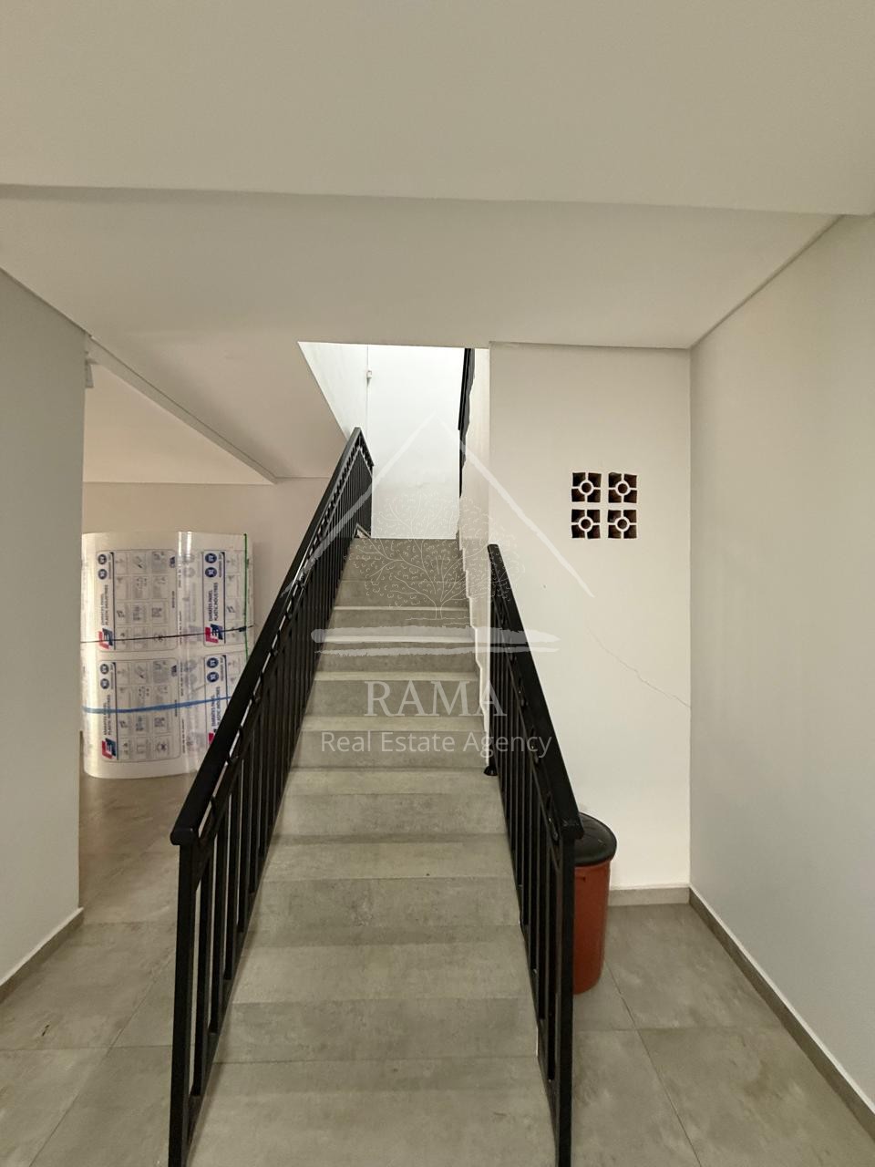 Apartamento inteiramente Mobiliado c/ 2Q e 2V no Estrela Locação próx ao Colégio Santa Teresinha