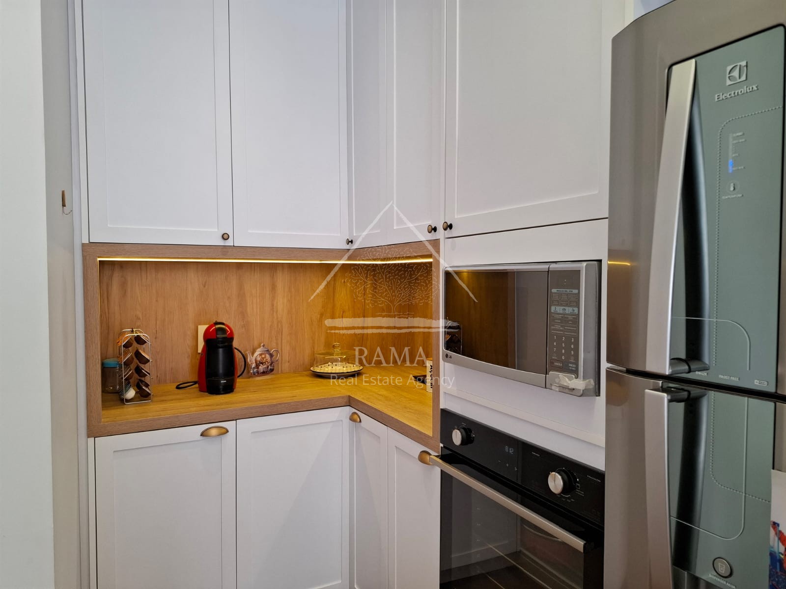 Casa planejada Condomínio apx. 180m² c/ 3 Quartos, fachada imponente e quintal..