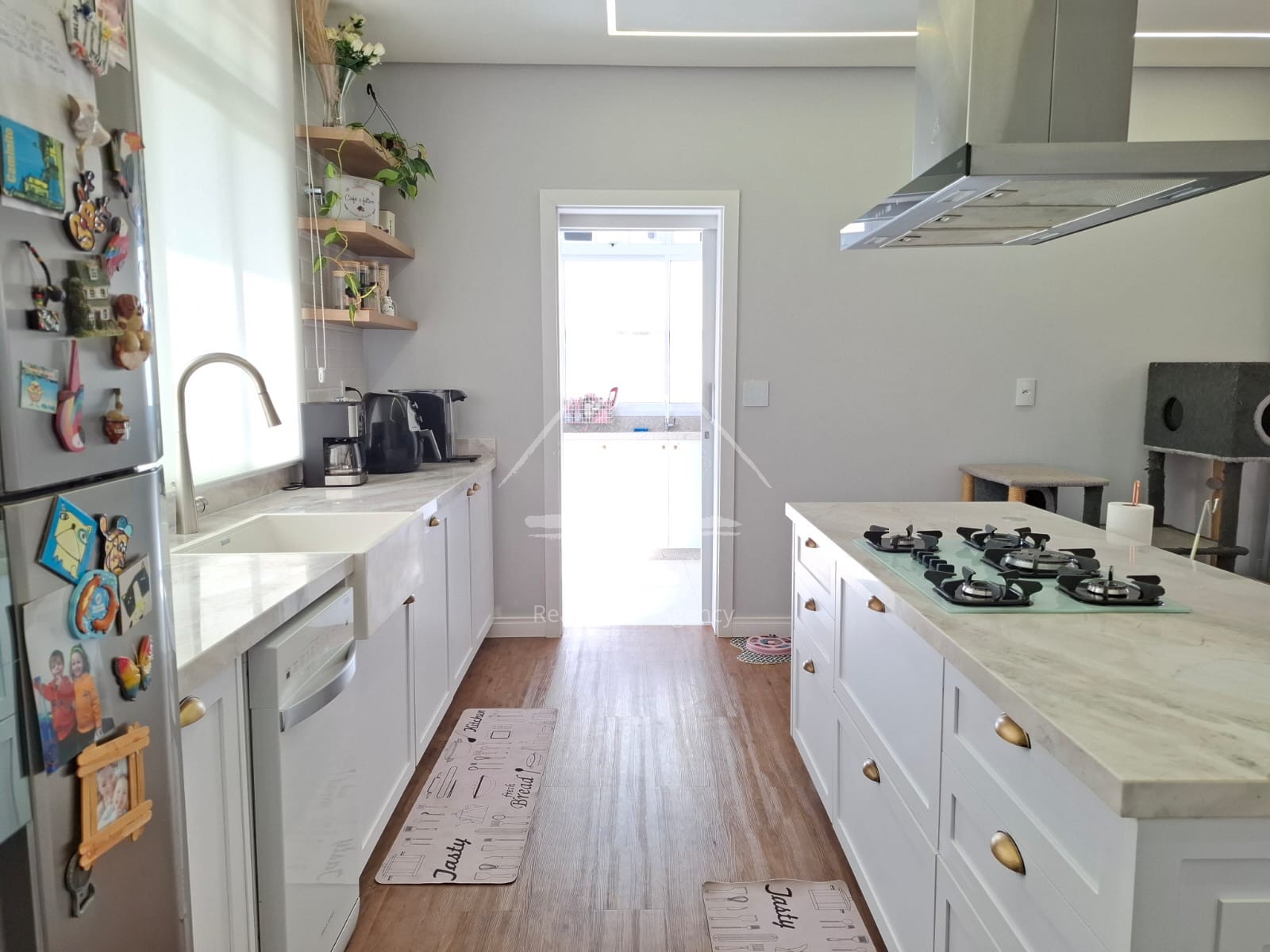 Casa planejada em Condomínio aprox. 180m² 3 Quartos, Suíte, 2 vagas e quintal