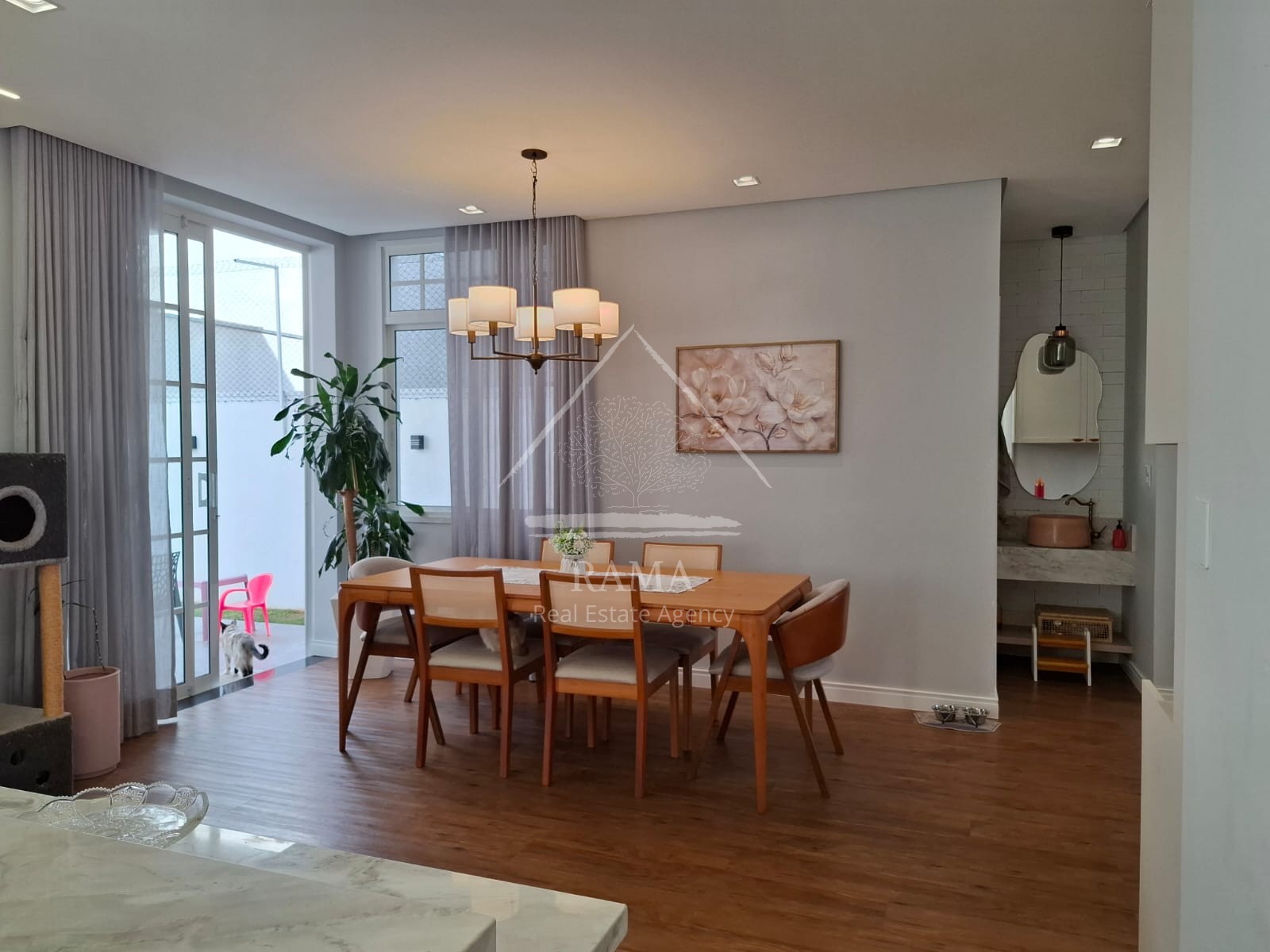 Casa planejada Condomínio apx. 180m² c/ 3 Quartos, fachada imponente e quintal..